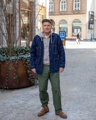 50 Jährige: Braune Freizeitstiefel kombinieren – 213 Herren Outfits: Kombinieren Sie eine dunkelblaue Shirtjacke aus Jeans mit einer olivgrünen Chinohose für einen für die Arbeit geeigneten Look. Vervollständigen Sie Ihr Look mit einer braunen Freizeitstiefeln.