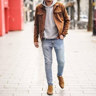 Welche Jeans mit brauner Shirtjacke zu tragen – 210 Smart-Casual Herren Outfits: Entscheiden Sie sich für eine braune Shirtjacke und Jeans, um einen lockeren, aber dennoch stylischen Look zu erhalten. Fühlen Sie sich ideenreich? Vervollständigen Sie Ihr Outfit mit beige Chelsea Boots aus Wildleder.