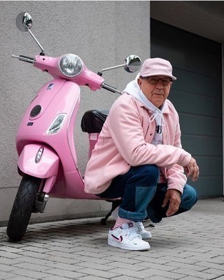 Fuchsia Baseballkappe kombinieren – 79 Herren Outfits: Erwägen Sie das Tragen von einer rosa Shirtjacke und einer fuchsia Baseballkappe für einen entspannten Wochenend-Look. Vervollständigen Sie Ihr Outfit mit weißen bedruckten Leder niedrigen Sneakers, um Ihr Modebewusstsein zu zeigen.