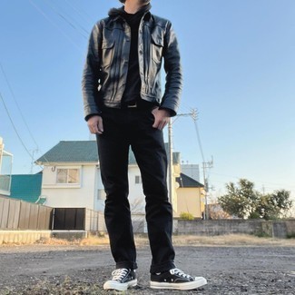 schwarze Shirtjacke aus Leder, schwarzer Pullover mit einem Kapuze, schwarze Jeans, schwarze und weiße Segeltuch niedrige Sneakers für Herren