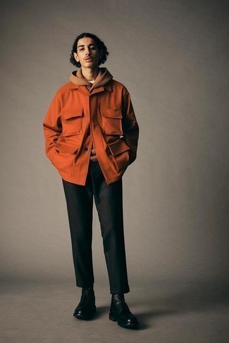Schwarze Lederfreizeitstiefel kombinieren – 500+ Herren Outfits: Kombinieren Sie eine orange Shirtjacke mit einer dunkelgrünen Chinohose, um einen modischen Freizeitlook zu kreieren. Ergänzen Sie Ihr Look mit einer schwarzen Lederfreizeitstiefeln.