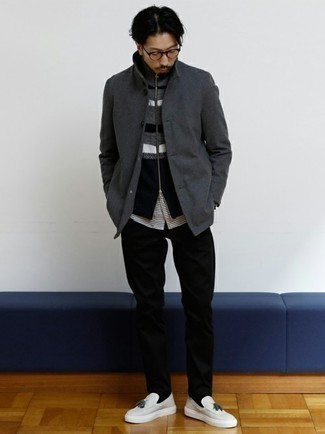 Graue Shirtjacke kombinieren – 355 Herren Outfits: Eine graue Shirtjacke und eine schwarze Chinohose sind eine großartige Outfit-Formel für Ihre Sammlung. Vervollständigen Sie Ihr Outfit mit weißen Leder Slippern mit Quasten, um Ihr Modebewusstsein zu zeigen.
