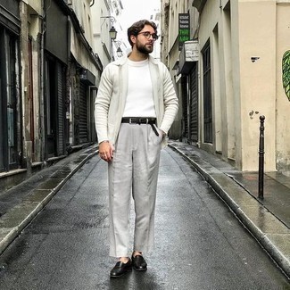 Dunkelbraunen Ledergürtel kombinieren – 500+ Elegante Herren Outfits: Eine weiße Shirtjacke und ein dunkelbrauner Ledergürtel sind eine perfekte Wochenend-Kombination. Entscheiden Sie sich für schwarzen Leder Slipper, um Ihr Modebewusstsein zu zeigen.