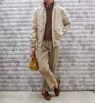 Wie dunkelbraunen Pullover mit einem Rundhalsausschnitt mit beige Anzughose zu kombinieren – 6 Smart-Casual Herren Outfits: Kombinieren Sie einen dunkelbraunen Pullover mit einem Rundhalsausschnitt mit einer beige Anzughose für einen für die Arbeit geeigneten Look. Braune Wildleder Slipper mit Quasten sind eine perfekte Wahl, um dieses Outfit zu vervollständigen.