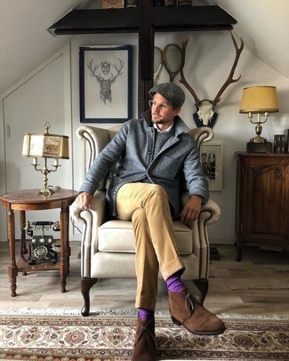 Violette Socken kombinieren – 312 Herren Outfits: Eine graue Wollshirtjacke und violette Socken sind das Outfit Ihrer Wahl für faule Tage. Fügen Sie braunen Chukka-Stiefel aus Wildleder für ein unmittelbares Style-Upgrade zu Ihrem Look hinzu.