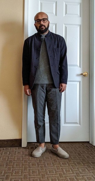 dunkelblaue Shirtjacke, grauer Pullover mit einem Rundhalsausschnitt, dunkelgraue Chinohose, hellbeige Slip-On Sneakers aus Segeltuch für Herren