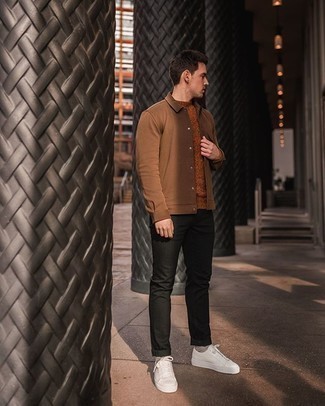 Braunen Pullover mit einem Rundhalsausschnitt kombinieren – 421 Herren Outfits: Kombinieren Sie einen braunen Pullover mit einem Rundhalsausschnitt mit einer schwarzen Chinohose für ein sonntägliches Mittagessen mit Freunden. Weiße Leder niedrige Sneakers verleihen einem klassischen Look eine neue Dimension.