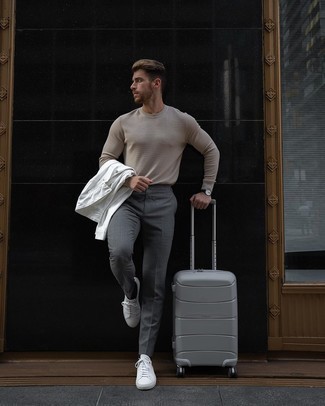 30 Jährige: Grauen Koffer kombinieren – 14 Smart-Casual Herren Outfits: Kombinieren Sie eine weiße Shirtjacke mit einem grauen Koffer für einen entspannten Wochenend-Look. Fühlen Sie sich mutig? Entscheiden Sie sich für weißen Segeltuch niedrige Sneakers.