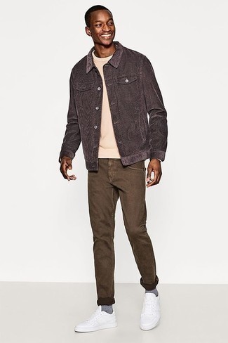 dunkelgraue Shirtjacke, hellbeige Pullover mit einem Rundhalsausschnitt, braune Jeans, weiße Leder niedrige Sneakers für Herren