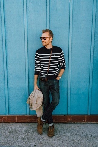 Rotbraune Wildlederfreizeitstiefel kombinieren – 500+ Herren Outfits: Vereinigen Sie eine hellbeige Shirtjacke mit dunkelblauen Jeans für ein bequemes Outfit, das außerdem gut zusammen passt. Komplettieren Sie Ihr Outfit mit einer rotbraunen Wildlederfreizeitstiefeln.