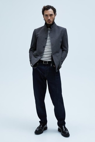 Graue Shirtjacke kombinieren – 355 Herren Outfits: Tragen Sie eine graue Shirtjacke und dunkelblauen Jeans für ein großartiges Wochenend-Outfit. Schwarze Leder Slipper sind eine einfache Möglichkeit, Ihren Look aufzuwerten.