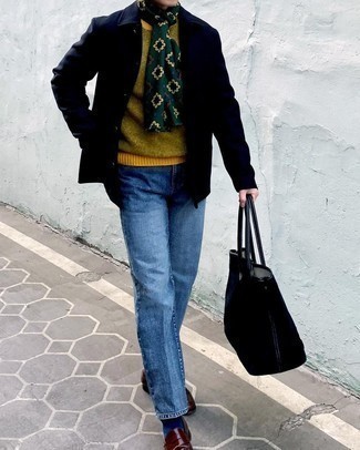 Senf Pullover mit einem Rundhalsausschnitt kombinieren – 215 Herren Outfits: Arbeitsreiche Tage verlangen nach einem einfachen, aber dennoch stylischen Outfit, wie zum Beispiel ein senf Pullover mit einem Rundhalsausschnitt und blaue Jeans. Fühlen Sie sich mutig? Wählen Sie dunkelroten Leder Slipper.