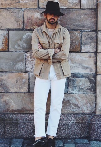 Welche Slipper mit beige Shirtjacke zu tragen – 89 Herren Outfits warm Wetter: Entscheiden Sie sich für eine beige Shirtjacke und weißen Jeans für ein bequemes Outfit, das außerdem gut zusammen passt. Fügen Sie Slipper für ein unmittelbares Style-Upgrade zu Ihrem Look hinzu.