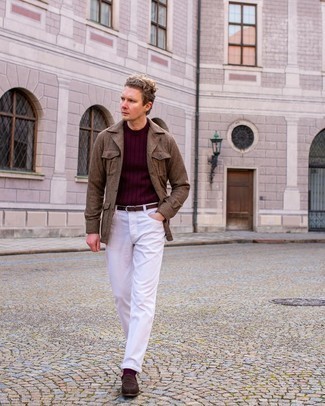 Dunkelbraune Shirtjacke kombinieren – 500+ Herren Outfits: Tragen Sie eine dunkelbraune Shirtjacke und weißen Jeans für einen bequemen Alltags-Look. Fühlen Sie sich ideenreich? Wählen Sie dunkelbraunen Wildleder Slipper.