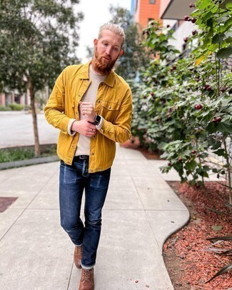 Hellbeige Pullover mit einem Rundhalsausschnitt kombinieren – 500+ Herren Outfits: Kombinieren Sie einen hellbeige Pullover mit einem Rundhalsausschnitt mit dunkelblauen Jeans für ein großartiges Wochenend-Outfit. Fühlen Sie sich mutig? Komplettieren Sie Ihr Outfit mit einer braunen Lederfreizeitstiefeln.