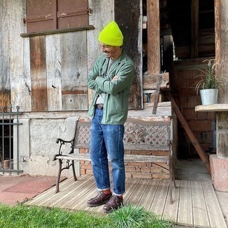 Gelbgrüne Mütze kombinieren – 349 Herren Outfits: Erwägen Sie das Tragen von einer olivgrünen Shirtjacke und einer gelbgrünen Mütze für einen entspannten Wochenend-Look. Wählen Sie dunkelbraunen Leder Derby Schuhe, um Ihr Modebewusstsein zu zeigen.