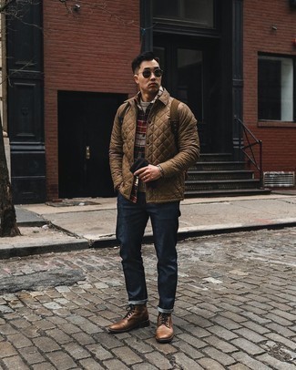 Braunen Segeltuch Rucksack kombinieren – 100 Herren Outfits: Kombinieren Sie eine braune gesteppte Shirtjacke mit einem braunen Segeltuch Rucksack für einen entspannten Wochenend-Look. Fühlen Sie sich mutig? Entscheiden Sie sich für eine braune Lederfreizeitstiefel.
