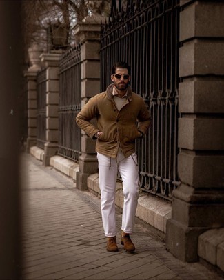 Dunkelbraune Shirtjacke kombinieren – 500+ Herren Outfits: Erwägen Sie das Tragen von einer dunkelbraunen Shirtjacke und weißen Jeans für ein sonntägliches Mittagessen mit Freunden. Wählen Sie braunen Wildleder Oxford Schuhe, um Ihr Modebewusstsein zu zeigen.