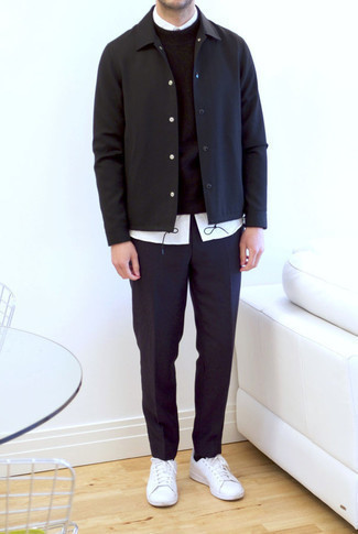 30 Jährige: Schwarze Shirtjacke kombinieren – 278 Herren Outfits: Kombinieren Sie eine schwarze Shirtjacke mit einer dunkelblauen Chinohose, um einen eleganten, aber nicht zu festlichen Look zu kreieren. Wenn Sie nicht durch und durch formal auftreten möchten, vervollständigen Sie Ihr Outfit mit weißen Segeltuch niedrigen Sneakers.