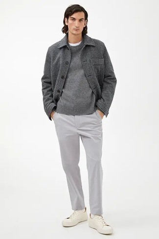 grauer Pullover mit einem Rundhalsausschnitt von Attachment