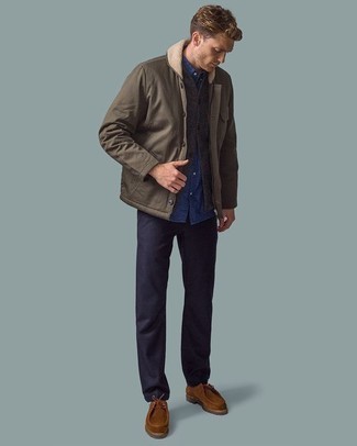 Braune Chukka-Stiefel aus Wildleder kombinieren – 1028+ Herren Outfits: Paaren Sie eine braune Shirtjacke mit einer dunkelblauen Chinohose für einen für die Arbeit geeigneten Look. Braune Chukka-Stiefel aus Wildleder sind eine perfekte Wahl, um dieses Outfit zu vervollständigen.