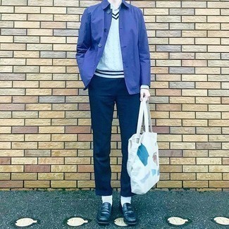 Weiße Shopper Tasche aus Segeltuch kombinieren – 500+ Herren Outfits: Eine violette Shirtjacke und eine weiße Shopper Tasche aus Segeltuch sind eine perfekte Wochenend-Kombination. Vervollständigen Sie Ihr Outfit mit dunkelblauen Leder Slippern, um Ihr Modebewusstsein zu zeigen.