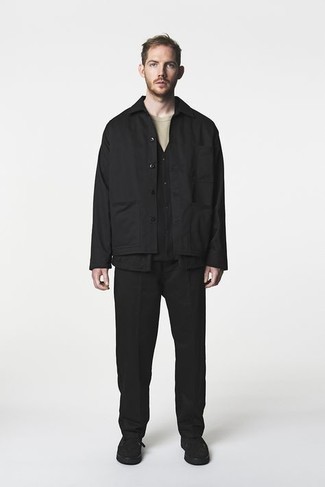 Schwarze Chinohose kombinieren – 500+ Smart-Casual Herren Outfits: Tragen Sie eine schwarze Shirtjacke und eine schwarze Chinohose, wenn Sie einen gepflegten und stylischen Look wollen. Vervollständigen Sie Ihr Look mit schwarzen Chukka-Stiefeln aus Wildleder.