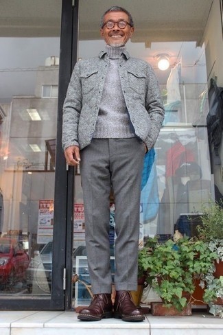 graue Shirtjacke, grauer Wollrollkragenpullover, graue Anzughose, dunkelrote Chukka-Stiefel aus Leder für Herren