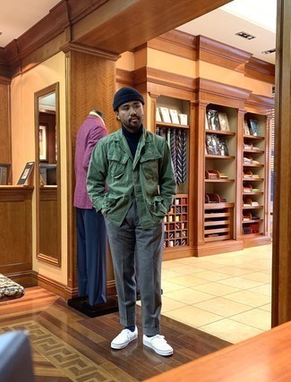 Grüne Jacke kombinieren – 273 Herren Outfits: Kombinieren Sie eine grüne Jacke mit einer grauen Anzughose, um vor Klasse und Perfektion zu strotzen. Suchen Sie nach leichtem Schuhwerk? Vervollständigen Sie Ihr Outfit mit weißen Segeltuch niedrigen Sneakers für den Tag.