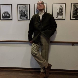 60 Jährige: Hellbeige Anzughose kombinieren – 44 Smart-Casual Herren Outfits: Tragen Sie eine dunkelgrüne Wollshirtjacke und eine hellbeige Anzughose, um vor Klasse und Perfektion zu strotzen. Komplettieren Sie Ihr Outfit mit braunen Wildleder Oxford Schuhen.