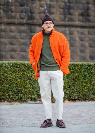 Dunkelrote Chukka-Stiefel aus Leder kombinieren – 71 Herren Outfits: Kombinieren Sie eine orange Shirtjacke mit einer weißen Anzughose aus Cord für einen stilvollen, eleganten Look. Dunkelrote Chukka-Stiefel aus Leder liefern einen wunderschönen Kontrast zu dem Rest des Looks.