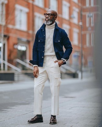 Weiße Cargohose kombinieren – 79 Herren Outfits: Paaren Sie eine dunkelblaue Shirtjacke mit einer weißen Cargohose für ein großartiges Wochenend-Outfit. Machen Sie Ihr Outfit mit dunkelbraunen Leder Slippern mit Quasten eleganter.