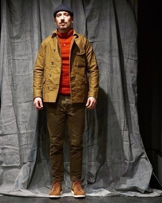 30 Jährige: Rotbraune Jacke kombinieren – 406 Smart-Casual Herren Outfits kühl Wetter: Entscheiden Sie sich für eine rotbraune Jacke und eine braune Chinohose, um einen modischen Freizeitlook zu kreieren. Fühlen Sie sich mutig? Entscheiden Sie sich für eine beige Wildlederfreizeitstiefel.