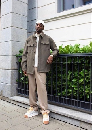 30 Jährige: Niedrige Sneakers kombinieren – 500+ Herren Outfits kühl Wetter: Kombinieren Sie eine graue Wollshirtjacke mit einer beige Chinohose für einen für die Arbeit geeigneten Look. Fühlen Sie sich mutig? Komplettieren Sie Ihr Outfit mit niedrigen Sneakers.