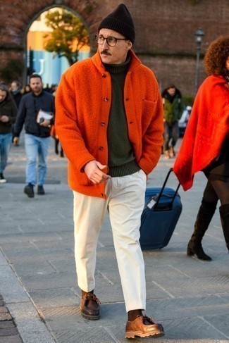 30 Jährige: Outfits Herren 2024: Kombinieren Sie eine orange Wollshirtjacke mit einer weißen Cord Chinohose für Ihren Bürojob. Dunkelbraune Chukka-Stiefel aus Leder sind eine großartige Wahl, um dieses Outfit zu vervollständigen.