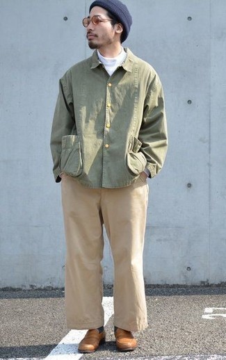 Beige Leder Slipper kombinieren – 93 Herren Outfits: Erwägen Sie das Tragen von einer olivgrünen Shirtjacke und einer beige Chinohose, um einen modischen Freizeitlook zu kreieren. Fühlen Sie sich mutig? Vervollständigen Sie Ihr Outfit mit beige Leder Slippern.