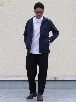40 Jährige: Schwarze Oxford Schuhe kombinieren – 23 Smart-Casual Herren Outfits: Kombinieren Sie eine dunkelblaue Shirtjacke mit einer schwarzen Chinohose für einen für die Arbeit geeigneten Look. Schalten Sie Ihren Kleidungsbestienmodus an und machen schwarzen Oxford Schuhe zu Ihrer Schuhwerkwahl.
