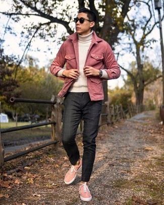 Rosa Wildleder niedrige Sneakers kombinieren – 7 Herren Outfits: Erwägen Sie das Tragen von einer rosa Shirtjacke aus Cord und einer schwarzen Chinohose mit Karomuster für ein sonntägliches Mittagessen mit Freunden. Fühlen Sie sich mutig? Entscheiden Sie sich für rosa Wildleder niedrige Sneakers.