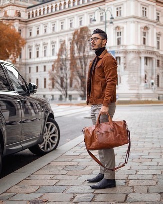 Braune Leder Reisetasche kombinieren – 93 Smart-Casual Herren Outfits warm Wetter: Eine rotbraune Shirtjacke und eine braune Leder Reisetasche sind das Outfit Ihrer Wahl für faule Tage. Machen Sie Ihr Outfit mit schwarzen Chelsea Boots aus Leder eleganter.