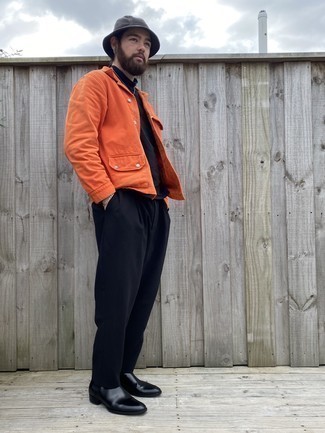 20 Jährige: Orange Shirtjacke kombinieren – 14 Smart-Casual Herren Outfits: Kombinieren Sie eine orange Shirtjacke mit einer dunkelblauen Chinohose, um einen modischen Freizeitlook zu kreieren. Wählen Sie schwarzen Chelsea Boots aus Leder, um Ihr Modebewusstsein zu zeigen.