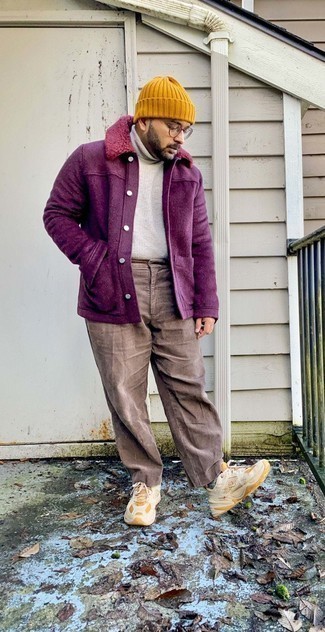 Violette Jacke kombinieren – 183 Herren Outfits: Paaren Sie eine violette Jacke mit einer braunen Cord Chinohose, um einen modischen Freizeitlook zu kreieren. Fühlen Sie sich ideenreich? Vervollständigen Sie Ihr Outfit mit hellbeige Sportschuhen.