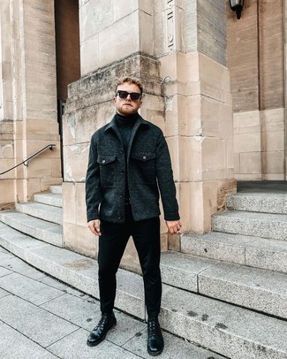 Dunkelgraue Jacke kombinieren – 1200+ Herren Outfits: Erwägen Sie das Tragen von einer dunkelgrauen Jacke und einer schwarzen Chinohose für einen für die Arbeit geeigneten Look. Fühlen Sie sich mutig? Wählen Sie eine schwarze Lederfreizeitstiefel.