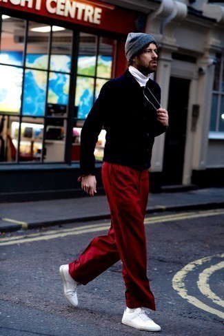30 Jährige: Rote Hose kombinieren – 60 Frühling Herren Outfits: Entscheiden Sie sich für eine dunkelblaue Shirtjacke und eine rote Hose, um einen eleganten, aber nicht zu festlichen Look zu kreieren. Fühlen Sie sich mutig? Komplettieren Sie Ihr Outfit mit weißen Leder niedrigen Sneakers. So ist der Look vollkommen übergangstauglich.
