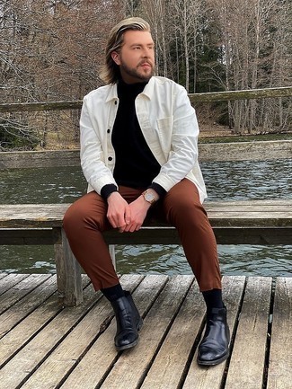 30 Jährige: Beige Uhr kombinieren – 289 Herren Outfits: Vereinigen Sie eine weiße Shirtjacke mit einer beige Uhr für einen entspannten Wochenend-Look. Schalten Sie Ihren Kleidungsbestienmodus an und machen schwarzen Chelsea Boots aus Leder zu Ihrer Schuhwerkwahl.