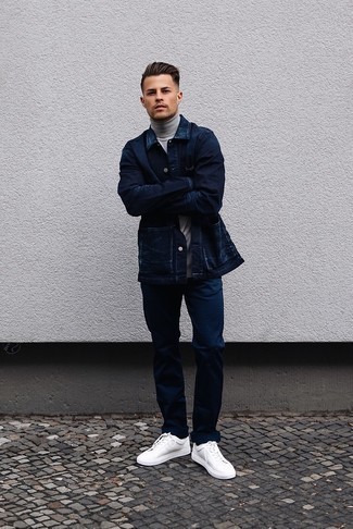 20 Jährige: Weiße Schuhe kombinieren – 500+ Smart-Casual Herren Outfits: Kombinieren Sie eine dunkelblaue Shirtjacke aus Jeans mit einer dunkelblauen Chinohose für Ihren Bürojob. Machen Sie diese Aufmachung leger mit weißen Segeltuch niedrigen Sneakers.