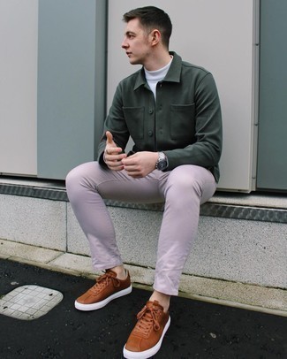 Braune niedrige Sneakers kombinieren – 537+ Herren Outfits: Kombinieren Sie eine dunkelgrüne Shirtjacke mit einer rosa Chinohose, um einen modischen Freizeitlook zu kreieren. Suchen Sie nach leichtem Schuhwerk? Vervollständigen Sie Ihr Outfit mit braunen niedrigen Sneakers für den Tag.