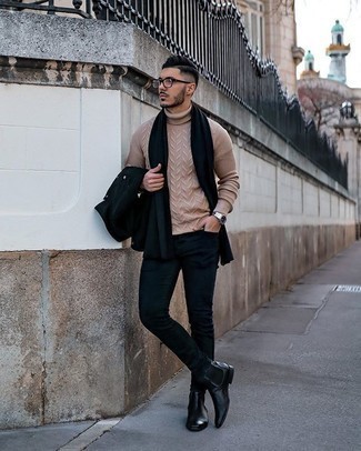 Welche Shirtjacken mit beige Rollkragenpullovers zu tragen – 50 Smart-Casual Herren Outfits: Erwägen Sie das Tragen von einer Shirtjacke und einem beige Rollkragenpullover für Ihren Bürojob. Setzen Sie bei den Schuhen auf die klassische Variante mit schwarzen Chelsea Boots aus Leder.