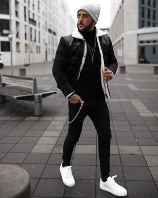 Wie schwarze enge Jeans mit schwarzer gesteppter Shirtjacke aus Cord zu kombinieren – 2 Herren Outfits: Entscheiden Sie sich für eine schwarze gesteppte Shirtjacke aus Cord und schwarzen enge Jeans für ein großartiges Wochenend-Outfit. Dieses Outfit passt hervorragend zusammen mit weißen Segeltuch niedrigen Sneakers.