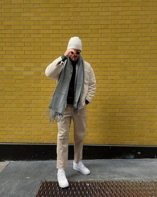 Grauen Schal kombinieren – 681+ Herren Outfits: Kombinieren Sie eine hellbeige Fleece-Shirtjacke mit einem grauen Schal für einen entspannten Wochenend-Look. Fühlen Sie sich ideenreich? Wählen Sie weißen Leder niedrige Sneakers.