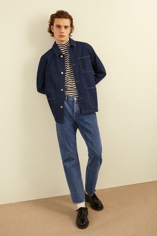 Dunkelblaue Shirtjacke kombinieren – 500+ Frühling Herren Outfits: Kombinieren Sie eine dunkelblaue Shirtjacke mit blauen Jeans für einen bequemen Alltags-Look. Fühlen Sie sich ideenreich? Entscheiden Sie sich für schwarzen Leder Derby Schuhe. Was für eine geniale Übergangs-Look Idee!